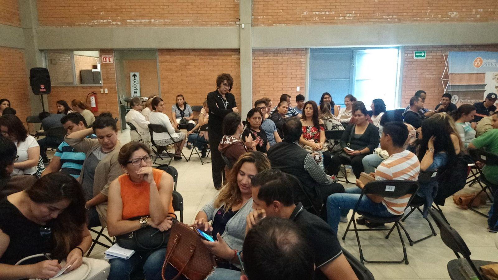 Susan Figueroa guiando una dinamica grupal